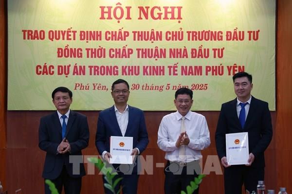 Phú Yên trao quyết định chủ trương đầu tư cho các dự án lớn