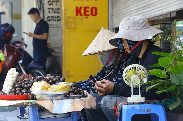 Hình ảnh người dân Thủ đô sống chung với nắng nóng đỉnh điểm