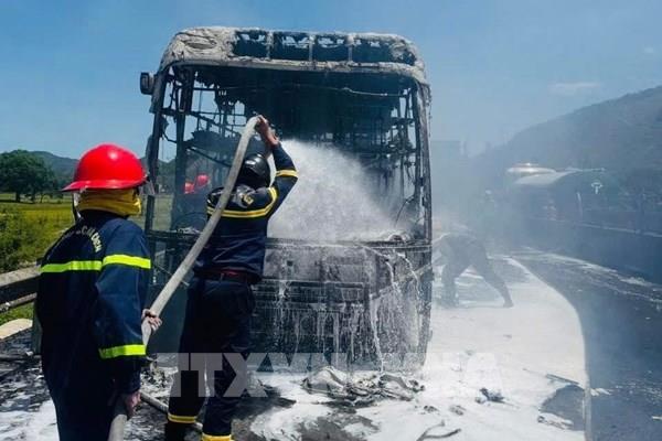 Cháy xe khách trên cao tốc Mai Sơn - Quốc lộ 45
