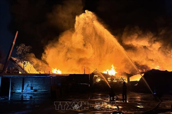 "Bà hỏa" thiêu rụi 1.000 m2 nhà xưởng tại Bắc Giang
