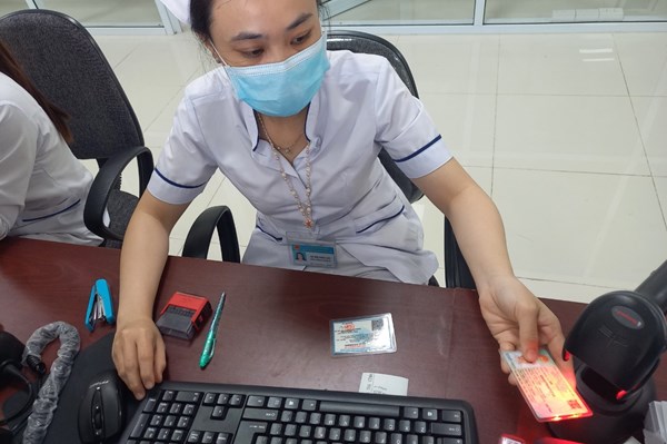 Người dân đi khám bệnh cần lưu ý gì khi dừng cấp thẻ bảo hiểm y tế giấy?