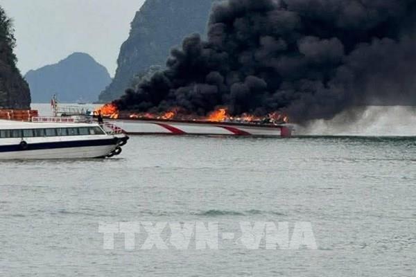 Tàu cao tốc bốc cháy dữ dội trên vùng biển Quảng Ninh