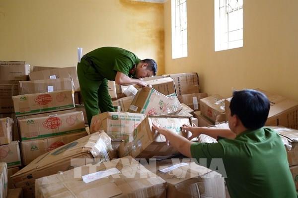 Hàng nghìn sản phẩm thực phẩm chức năng đổ bỏ la liệt bên đường