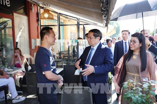Thủ tướng Phạm Minh Chính thăm gia đình người Việt Nam tại Pháp