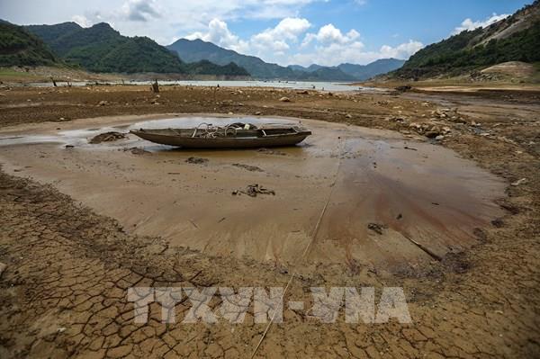 Cận cảnh mực nước hồ thủy điện Hòa Bình liên tục xuống thấp đến mức kỷ lục