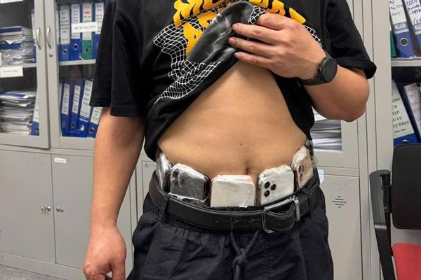 Liên tiếp phát hiện vận chuyển lậu điện thoại thông minh qua đường hàng không