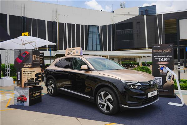 Lái thử VF 7, khách hàng “chốt” mua tặng xe cho con gái