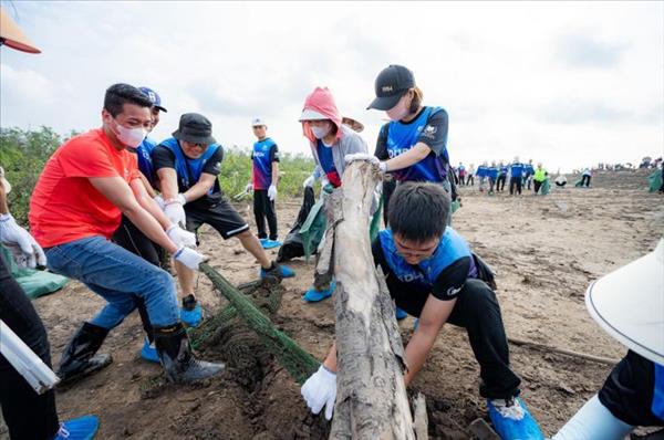 Gần 10.000 người Vingroup và tình nguyện viên ra quân làm sạch bờ biển tại 28 tỉnh, thành phố