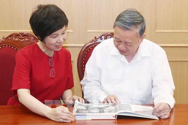 TTXVN tặng Tổng Bí thư Tô Lâm sách ảnh “100 năm Báo chí Cách mạng Việt Nam (1925 - 2025)”