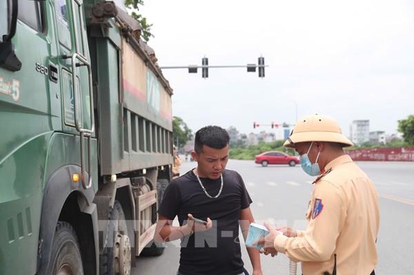 Hà Nội tăng cường xử lý nạn xe tải cơi thùng chở quá khổ
