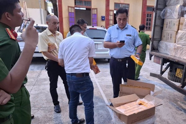 Phát hiện đường dây buôn bán thuốc lá giả qua mạng