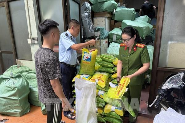Tiêu hủy nhiều bao gạo và bao bì xâm phạm nhãn hiệu gạo ST25