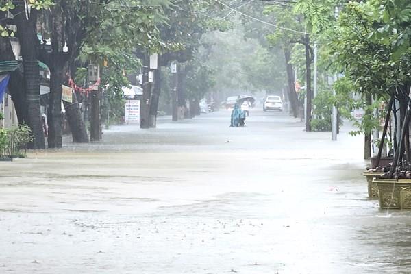 Dự báo thời tiết hôm nay 13/6: Bão liên tục đổi hướng, vùng gần tâm giật cấp 13