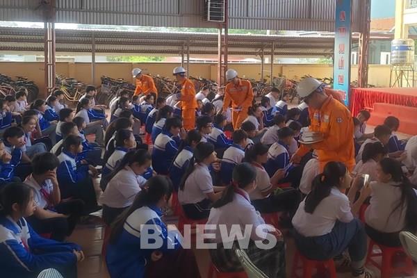 Cảnh báo nguy cơ tai nạn điện giật do thả diều gần đường dây điện