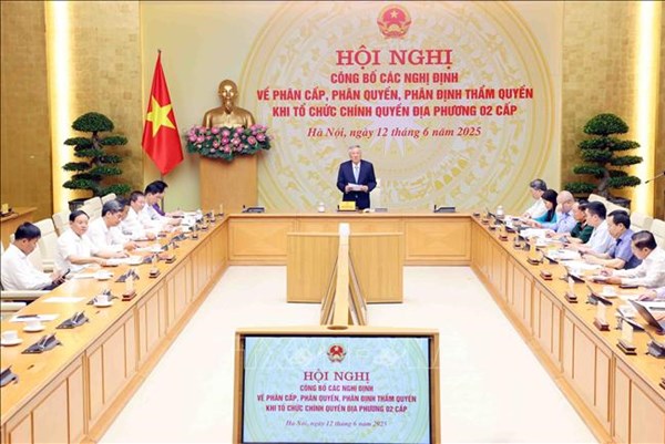 Ban hành các Nghị định về phân quyền, phân cấp hành chính trong nông nghiệp, môi trường, giáo dục, y tế và đất đai​