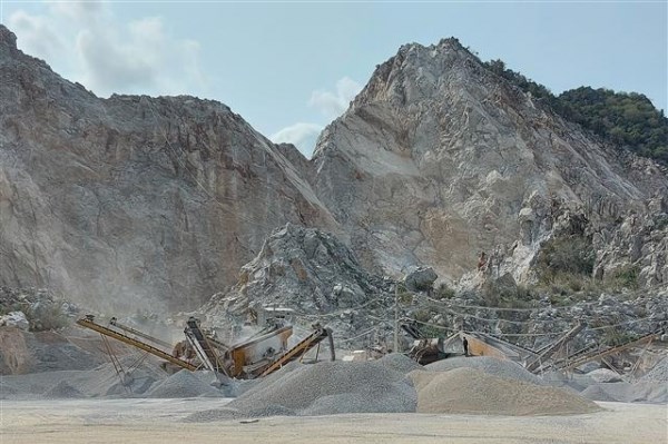 Xử phạt doanh nghiệp khai thác đá quý hơn 920 triệu đồng