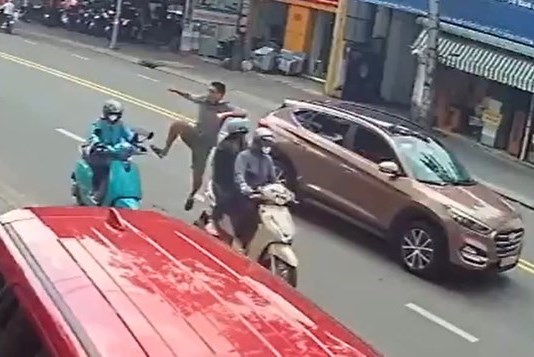 Bắt khẩn cấp đối tượng hành hung nữ tài xế xe ôm công nghệ giữa đường