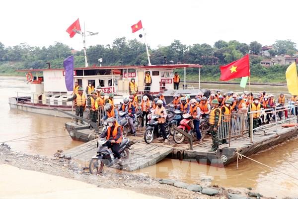 Tái thiết lập cầu phao Phong Châu (Phú Thọ) phục vụ người dân