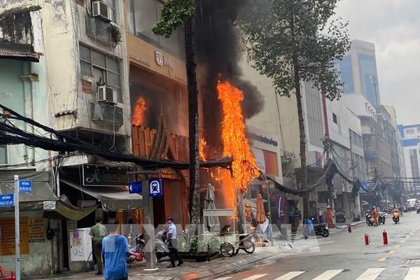 Cháy đường dây cáp viễn thông lan sang quán ăn