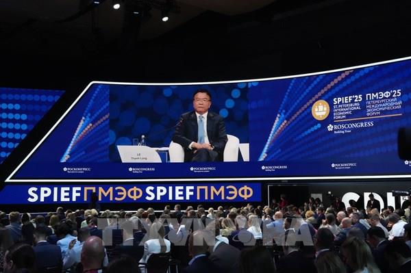 Phó Thủ tướng Lê Thành Long tiến hành nhiều hoạt động song phương tại SPIEF 28