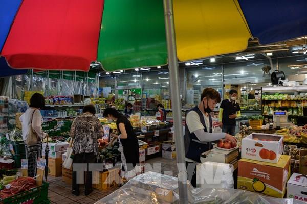 Đà tăng của giá nhà và nợ hộ gia đình cản trở việc giảm lãi suất