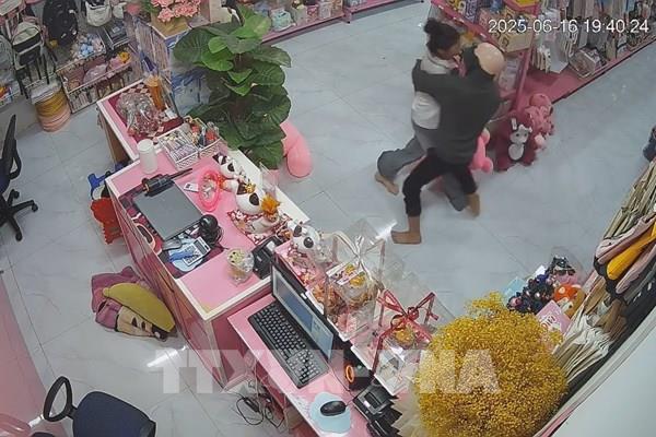 Bình Phước bắt đối tượng dùng dao khống chế nhân viên cửa hàng, cướp tài sản