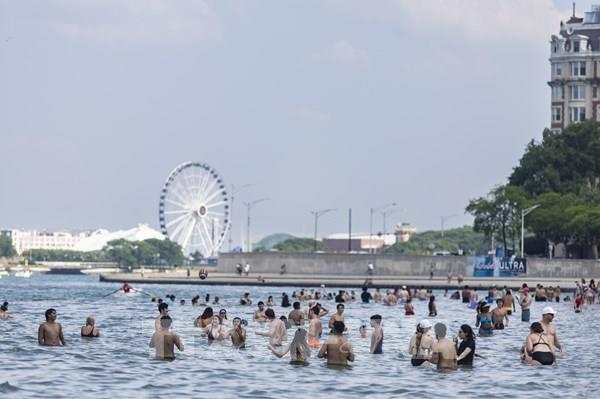 Nửa phía Đông nước Mỹ "oằn mình" chống chọi với nắng nóng khắc nghiệt