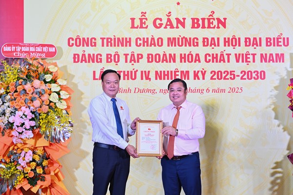 Casumina gắn biển công trình sản xuất lốp bán thép Patagonia M/T chào mừng Đại hội Đảng bộ Vinachem