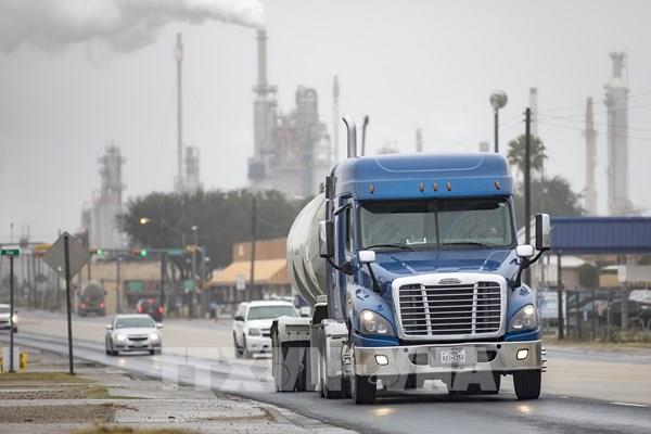 Tổng thống Mỹ bất ngờ "mở đường" cho Trung Quốc mua dầu Iran