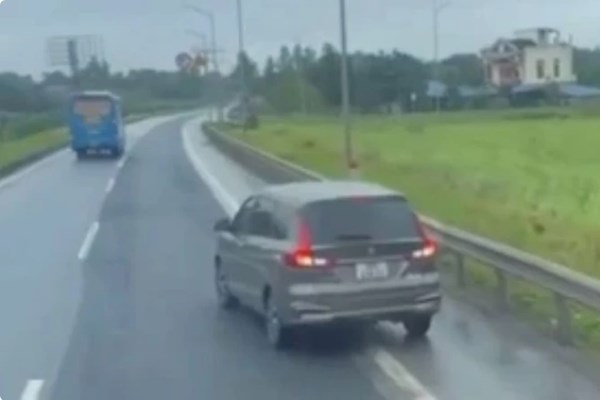 Phạt 35 triệu đồng, trừ 10 điểm giấy phép lái xe với nữ tài xế lùi xe trên đường cao tốc