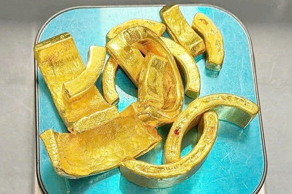 Hải quan Nội Bài bắt giữ vụ vận chuyển gần 2kg kim loại nghi là vàng
