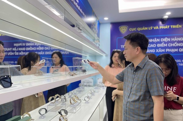 Trưng bày hơn 300 sản phẩm vi phạm về gian lận thương mại, hàng giả