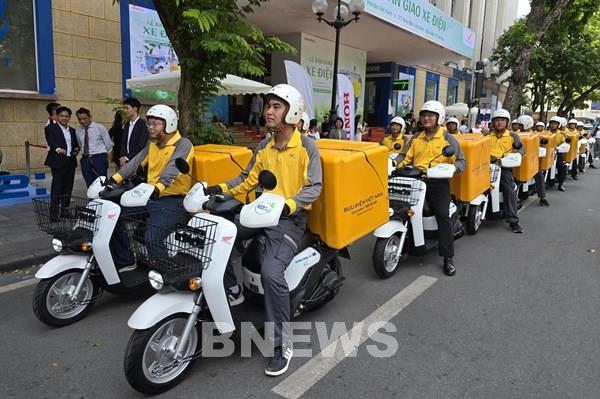 Honda Việt Nam bàn giao lô xe máy điện cho Bưu điện phục vụ chuyển phát