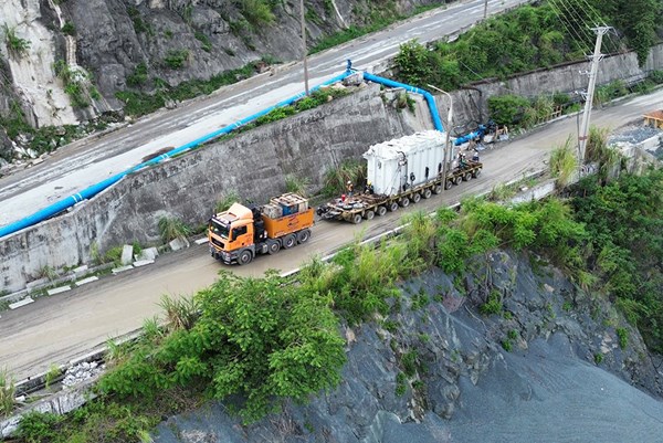 2 máy biến áp siêu trọng dự án Nhà máy Thủy điện Hòa Bình mở rộng đã về công trường