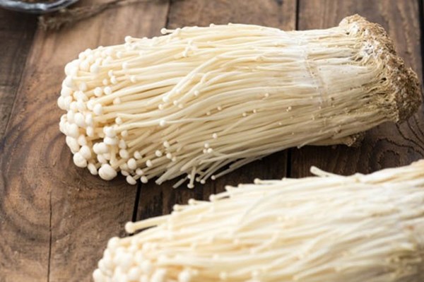 Tiêu hủy hơn 2,5 tấn nấm kim châm quá hạn sử dụng