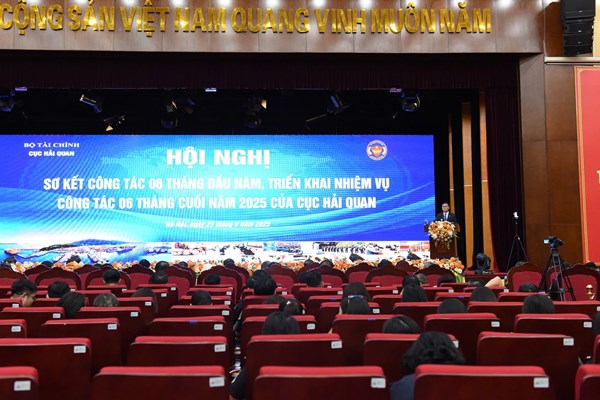 Hải quan thu ngân sách 6 tháng tăng hơn 10%