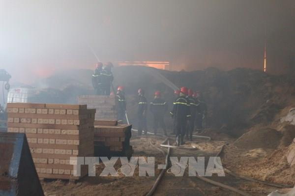 Hưng Yên: Cháy lớn tại xưởng tái chế phế thải