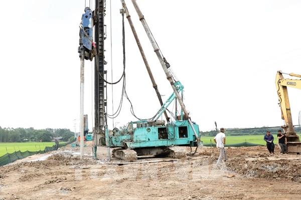 Tây Ninh "chạy đua" vá đường sụt lún vào cầu Hòa Bình