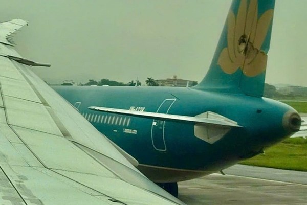 Tạm đình chỉ tổ phi công sau sự cố va chạm máy bay tại sân bay Nội Bài