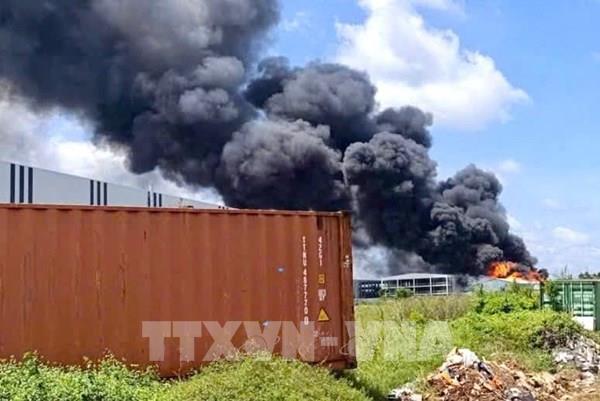 Cháy lớn từ kho phế liệu trong Khu công nghiệp Tân Phú Trung