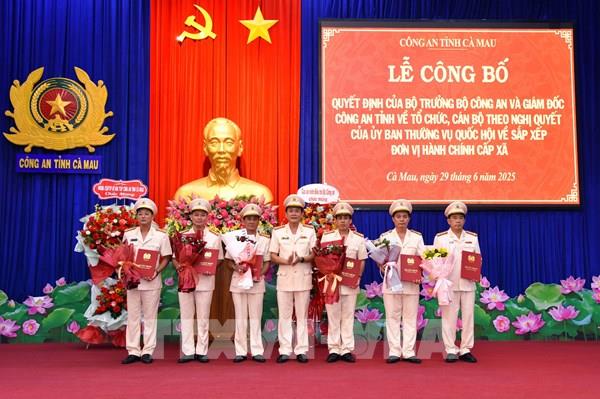 Công an tỉnh Cà Mau công bố các quyết định về công tác cán bộ