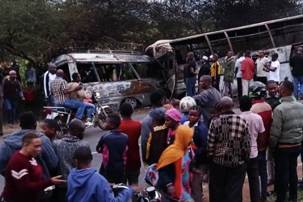 Hai xe buýt đâm trực diện khiến gần 40 người thiệt mạng