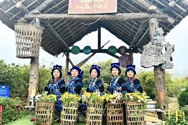 Phụ nữ dân tộc thiểu số thích ứng với công nghệ số