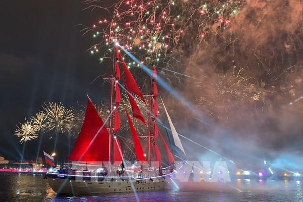 Lễ hội Cánh buồm đỏ thắm: Cổ tích giữa đời thường