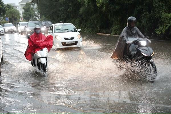 Mưa lớn chiều đầu tuần gây ngập cục bộ một số tuyến phố ở Hà Nội