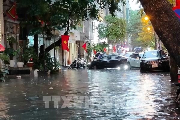 Mưa lớn chiều đầu tuần gây ngập cục bộ một số tuyến phố ở Hà Nội