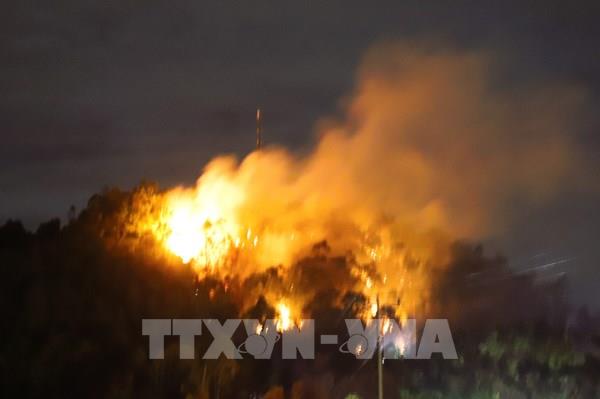 Cháy rừng lớn trên núi Bàn Cờ (Nghệ An)