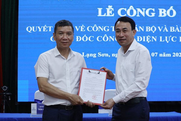 Công bố quyết định về công tác cán bộ và bàn giao nhiệm vụ ở Công ty Điện lực Lạng Sơn