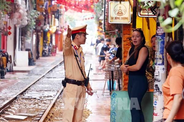 Cảnh sát giao thông tuyên truyền, nhắc nhở vi phạm tại khu "cà phê đường tàu" ở Hà Nội