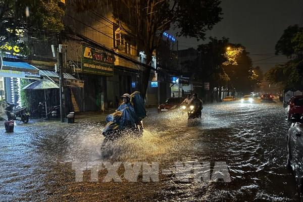 Mưa giông lớn gây ngập sâu nhiều tuyến đường trung tâm Đà Nẵng